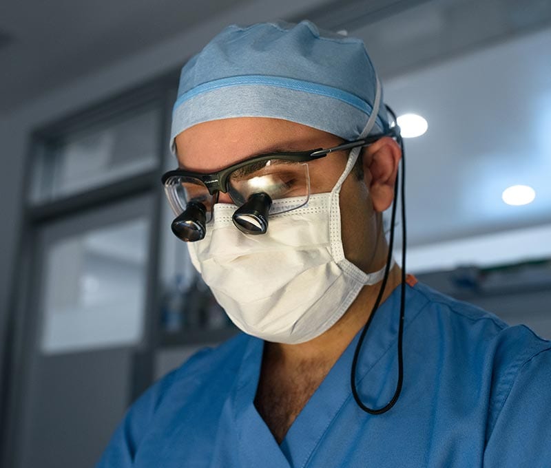 dr.-shamouelian-conducting-mohs-reconstruction-surgery